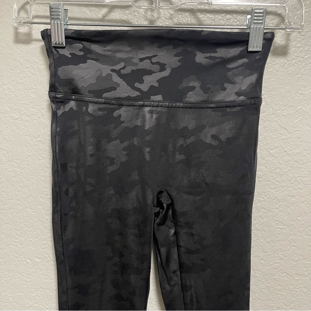 SPANX Faux Leather Camo Leggings size XS Camouflage Print - Picture 3 of 6